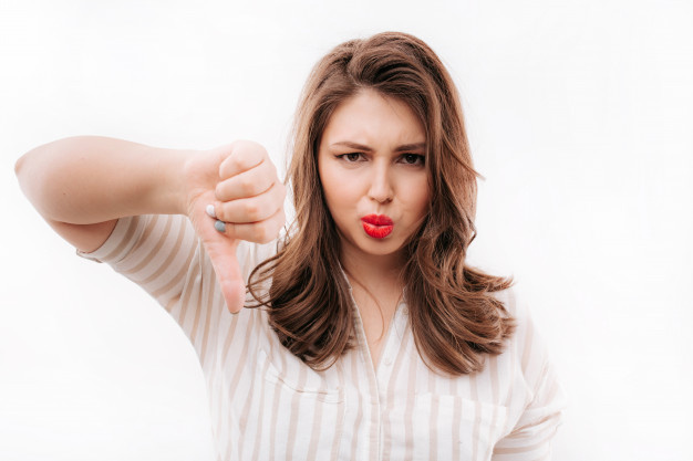 Фото взято с https://ru.freepik.com/premium-photo/displeased-woman-gesturing-thumb-down_9038826.htm