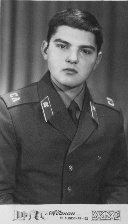 я - молодой (кто служил, понимает что это значит)