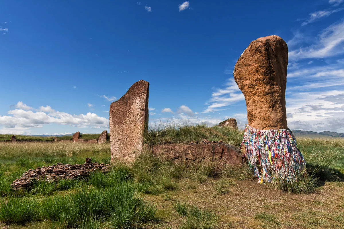 Горная гряда сундуки хакасия. Горный массив уйтак хакасия. Хакасия курганы менгиры. Обсерватория сундуки хакасия. Горная гряда сундуки хакасия.
