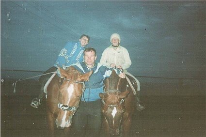 Радость длилась не долго, отделение руководство решило закрыть, тренера перевели в заведующего конюшни, мы стали просто приходить и помогать по конюшне, ведь к лошадям уже привыкли и не могли просто с ними расстаться, тренер у нас был своеобразным человеком , зная что мы готовы на все ради тренировок просил о добровольной помощи). По итогу всю уборку кормление особенно в период каникул повесил на нам, а нас там осталось 4 человека, сдавал нам седла с уздечками в аренду, да и на тренировках если они все таки были, так как у него было 1000 причин что бы их отменить( не подметен проход, не привезено сено, сапоги грязные 😅, копыта недостаточно чёрные 🤷‍♀️) прям сказать издевался под настроение, можно было всю тренировку пробегать рядом с лошадью или присядать за малейшую неудачу, так что ошибок мы допускать не имели права, не знаю насколько хорошо он нас натренировал но салатил как команду и воспитал силу духа точно )))