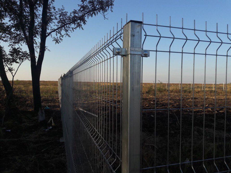 Монтаж 3д забора. Крепление для 3д забора. Смонтировать три д забор. Заборы ПРОПЕРИМЕТР.