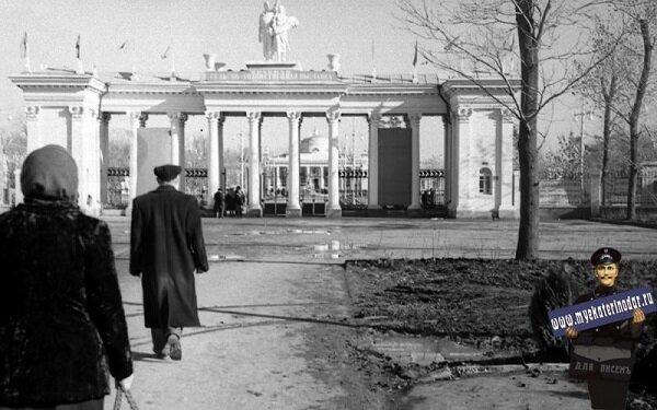 Центральный вход через колоннаду  www. myekaterinodar. ru 