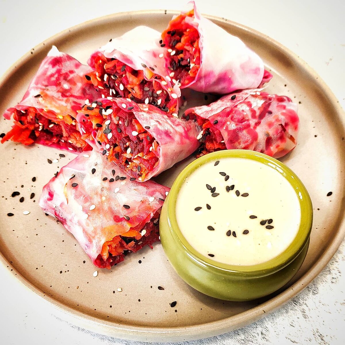 Спрингроллы! Это всегда ярко и вкусно. А самое удивительное, что овощи, завёрнутые в такой виде, съедаются лучше, чем те же самые в салате. Попробуйте. *****
Друзья, поставьте, пожалуйста ❤ Благодаря вашему сердцу, еще больше людей смогут питаться Полноценно.
*****
Начинку и соус можете делать любую или взять мою.
Ингредиенты:
Свёкла 1 шт
Морковь 1 шт
Оливковое масло 1
Рисовая бумага 5 шт
Кунжут 2 стл
Соль, кориандр по вкусу.
Готовим:
Морковь и свеклу натереть на крупной тёрке. Заправить оливковым маслом, солью и кориандром, добавить кунжут. Рисовую бумагу окунуть в теплую воду на 3 секунды и завернуть овощи. Разрезать на 2 части и подавать с соусом. У меня тахини.
*****
iHerb.
Скидка 5% по промокоду ANQ1004
*****
Всём тепла 🌞 добра 🙏 любви ♥
#спрингроллы #тахини #ппперекус #овощнойролл #ппобед #веган #вегетарианскиерецепты #веганскиерецепты #правильноепитание #нутрициология 