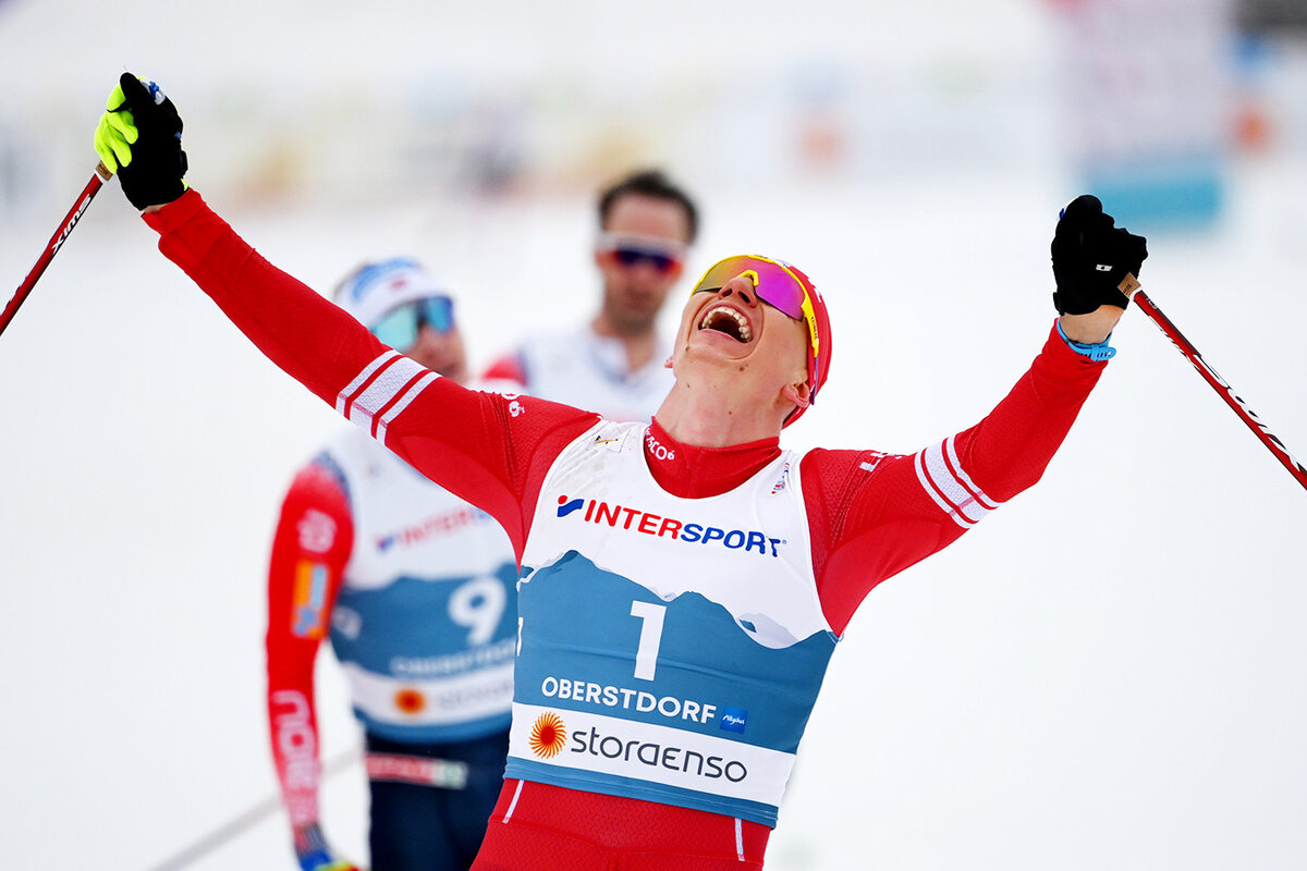 Александр Большунов на финише скиатлона. Завоевывает первый для себя титул чемпиона мира.