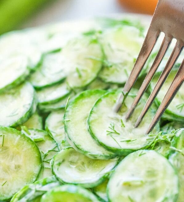 Огуречный салат в фантастической безмайонезной заправке по-немецки Фото: cooktoria.com