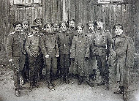 К. Крючков (в центре) с группой Георгиевских кавалеров