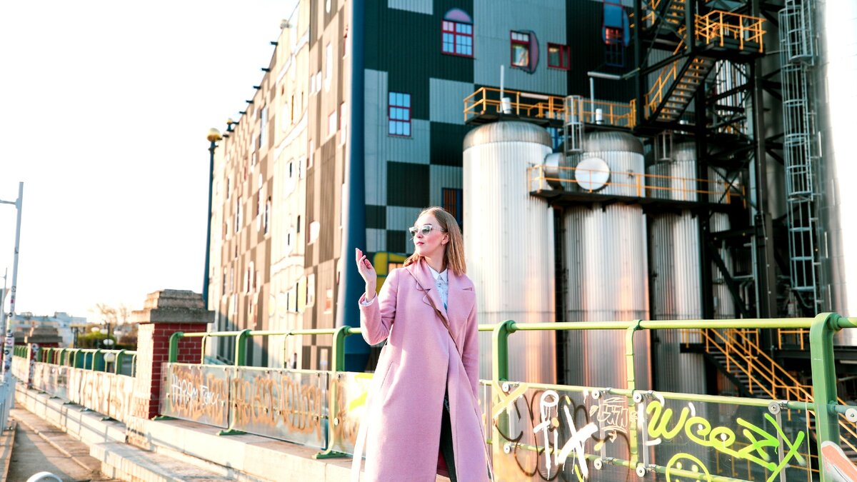 Фото из личного архива. Вена, Австрия. Мусоросжигательный завод Шпиттелау, гениально оформленный художником Фриденсрайхом Хундертвассером