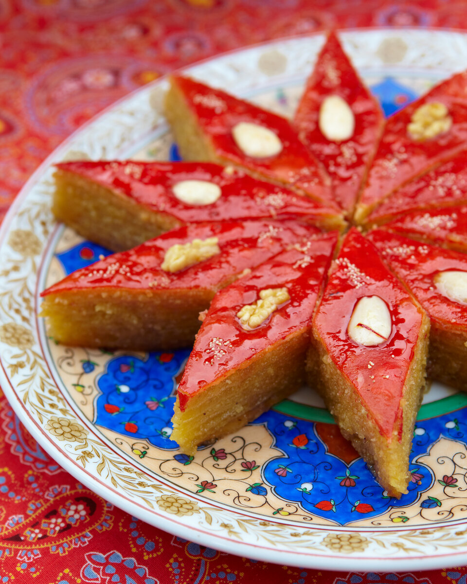 Готовая пахлава выкладывается в форме цветка на большую тарелку