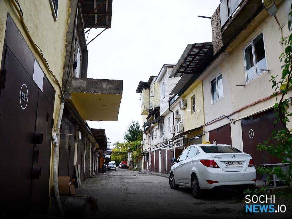   Вот такая милая гаражная улица. Довольно таки чисто. Фото с сайта https://sochinews.io