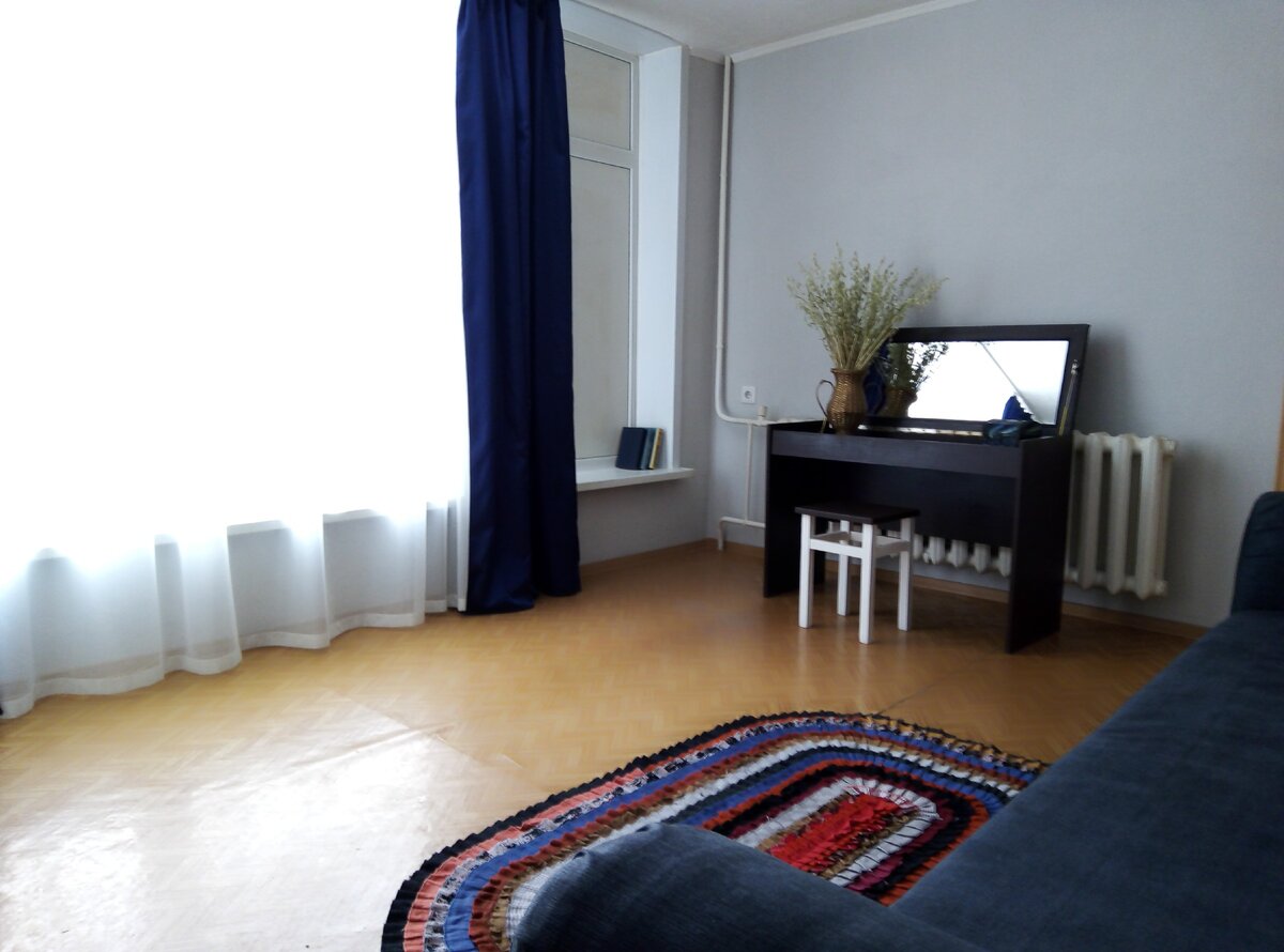 Белая вуаль сделала комнату светлее.