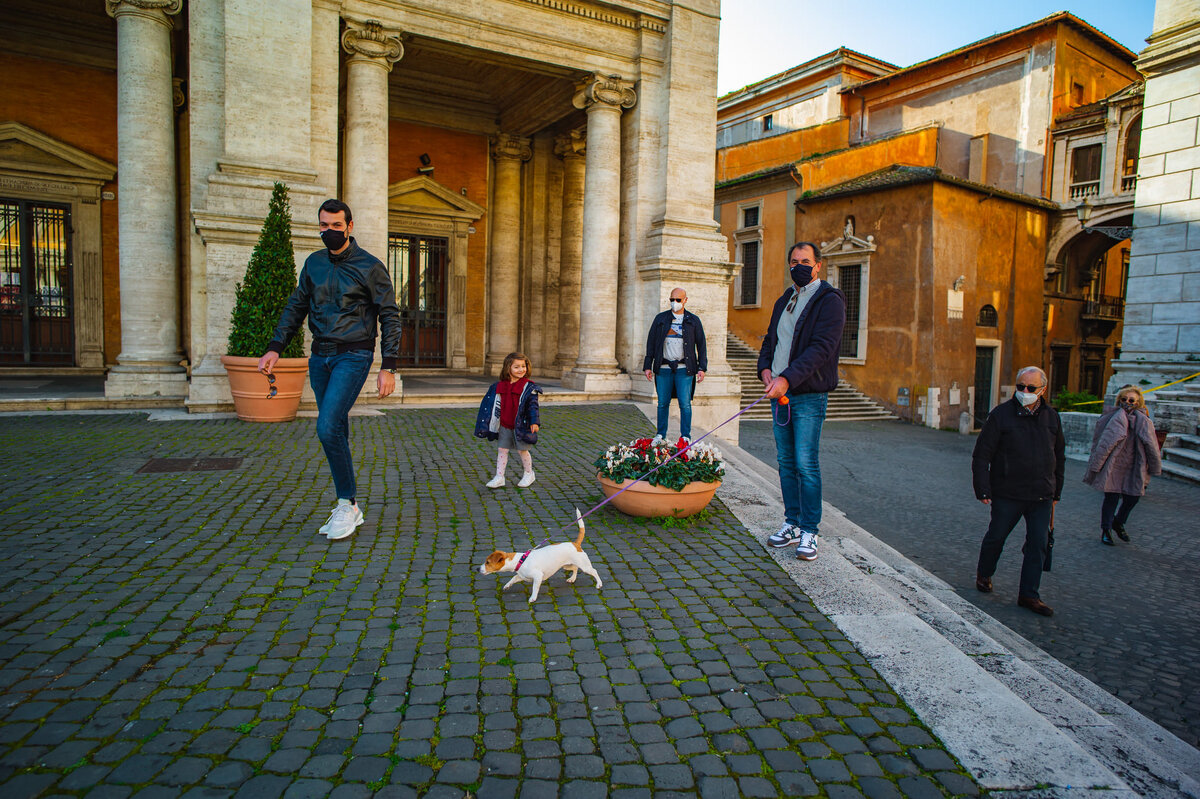 Ну невозможно по такой брусчатке ходить на каблуках. 