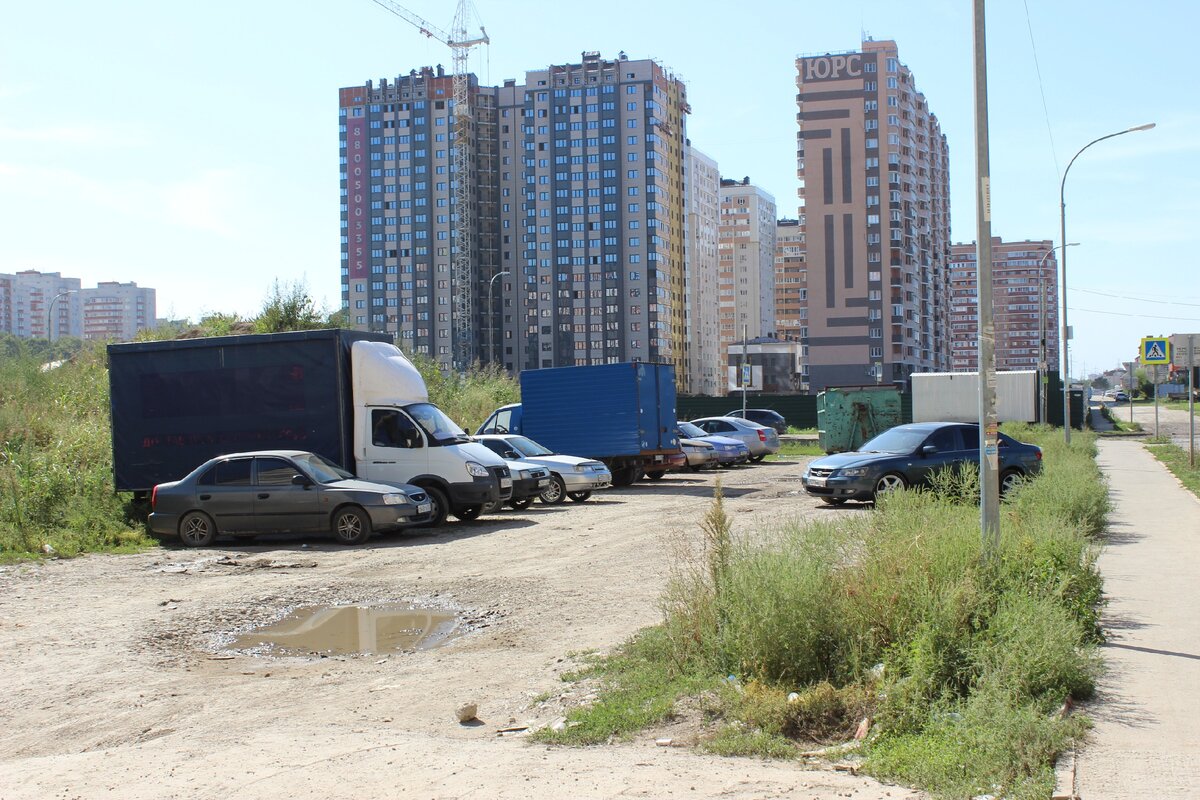Кстати, вот количество автомобилей строителей ЖК Свобода в разгар дня это люди, которые должны построить 3 000 квартир