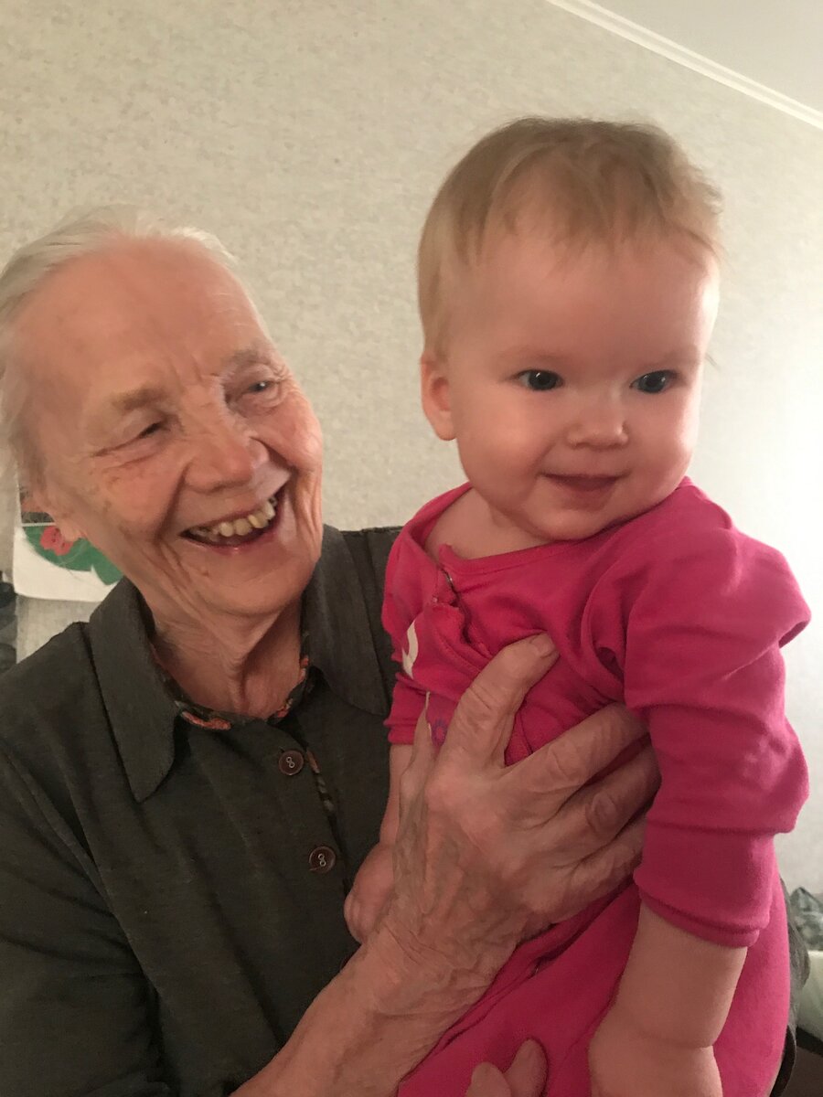 Собственно моя бабушка с правнучкой 😇