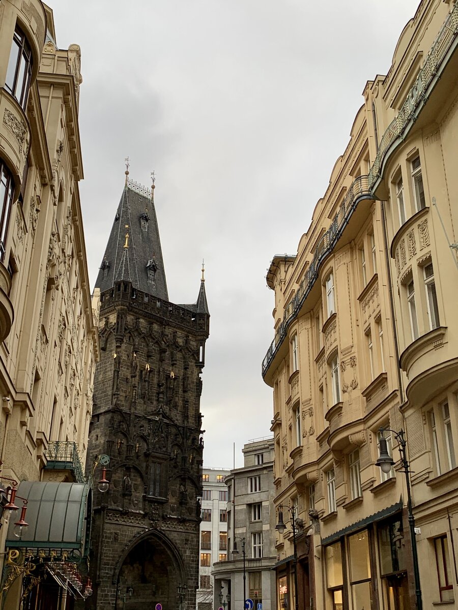 🏰 Пороховые ворота.  Дата основания: 1457 г. Высота: 65 м. Смотровая площадка: 44 м Подъем: 186 ступеней