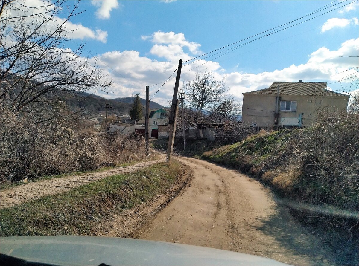 К храму ведет извилистая грунтовая дорожка