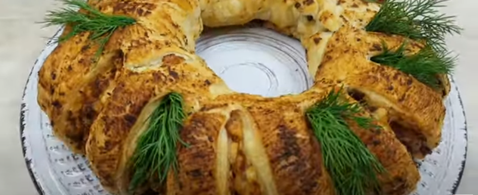 Слоеный пирог с сыром и колбасой Улитка