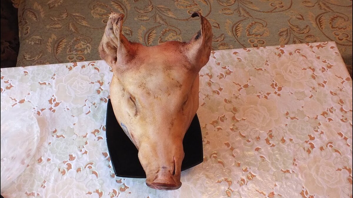 берём свиную голову на 5 кг, по цене это 250 рублей, обрезаем оттуда сало, его выходит килограмма полтора, это очень выгодно,  а так, если сало купить где-то 250 рублей уйдёт тока на сало.