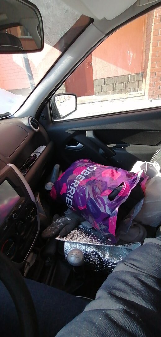 Все содержимое багажника складывал на пассажирские коврики  спереди и сзади, можно что то и на переднее сиденье, главное что бы  не мешало обзору