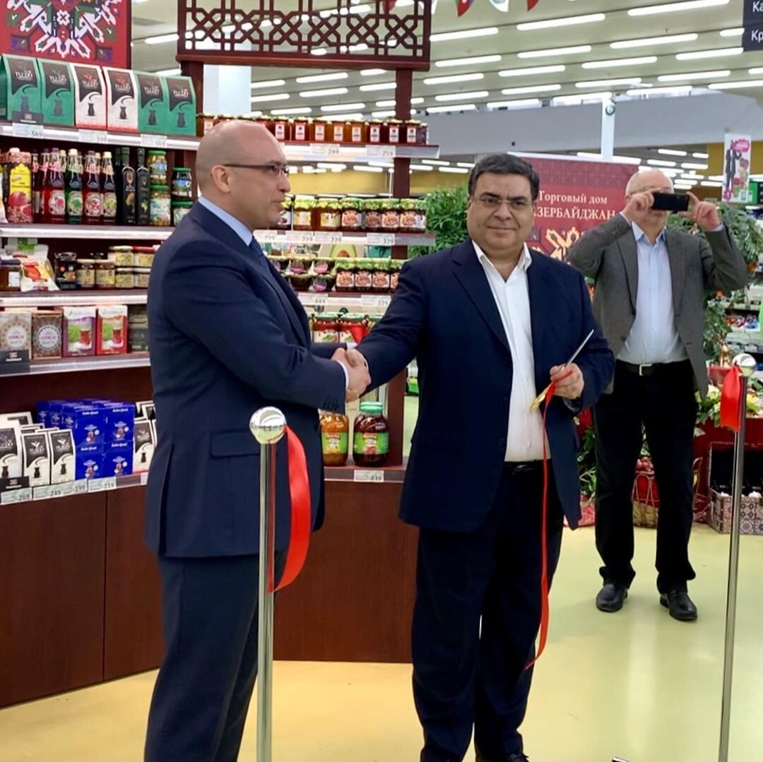 Слева направо: Торговый представитель Азербайджанской Республики в Российской Федерации Руслан Алиев и директор по торговле Красногорского филиала «Крокус Сити» АО «КРОКУС» Ариф Джабаров