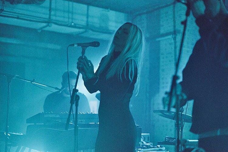 Певица из группы HÆLOS - Lotti Benardout