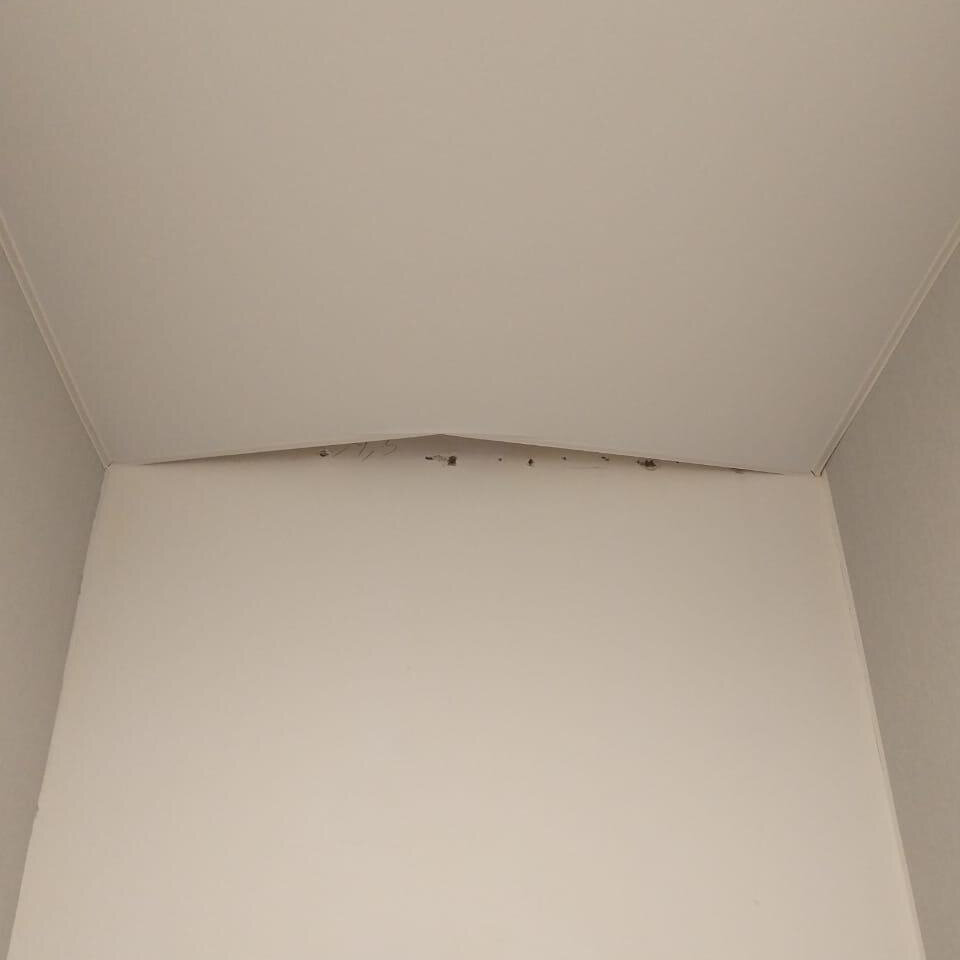 Плохо закрепленный профиль который впоследствии оторвался.