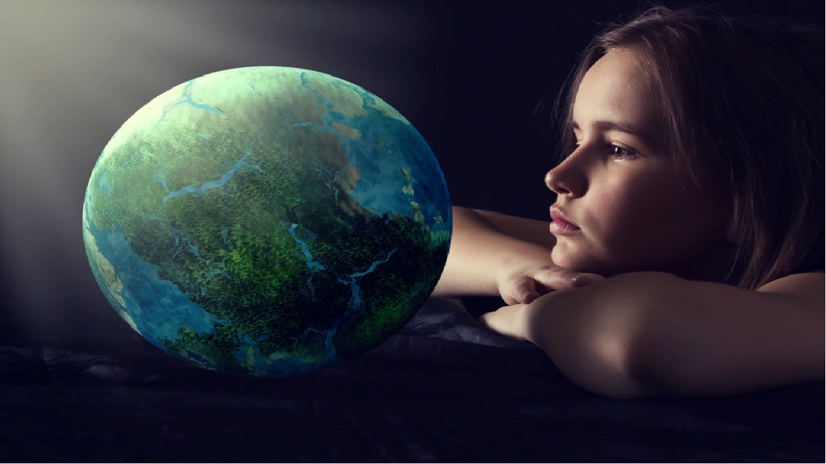 Жизнь на земле это большая. Девочка и земной шар. Девушка с земли. Девушка на земном шаре.