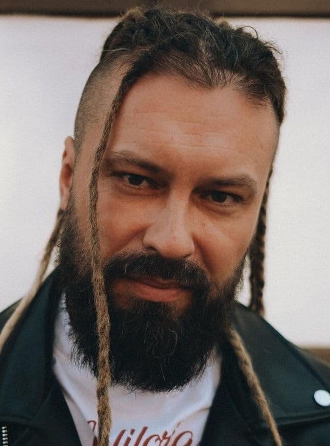 Игорь Юрьевич Бурнышев родился 4 июня 1977 года в Ижевске в семье рабочих. Родители работали на заводе: отец Юрий Константинович — фрезеровщик, мать Надежда Федоровна — монтажник. В 1994 году Игорь окончил ижевскую школу № 49. В учебном заведении юноша с удовольствием выступал на сцене и участвовал в школьных постановках.