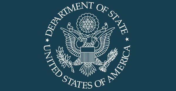 Монохромный логотип Госдепартамента США; в центре изображения - типичный белоголовый орлан, признанный в США национальной птицей