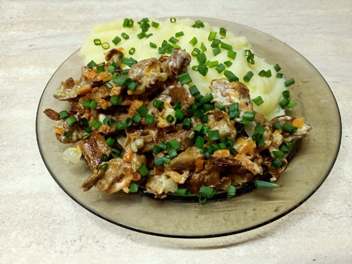 жареные лисички с картофельным пюре