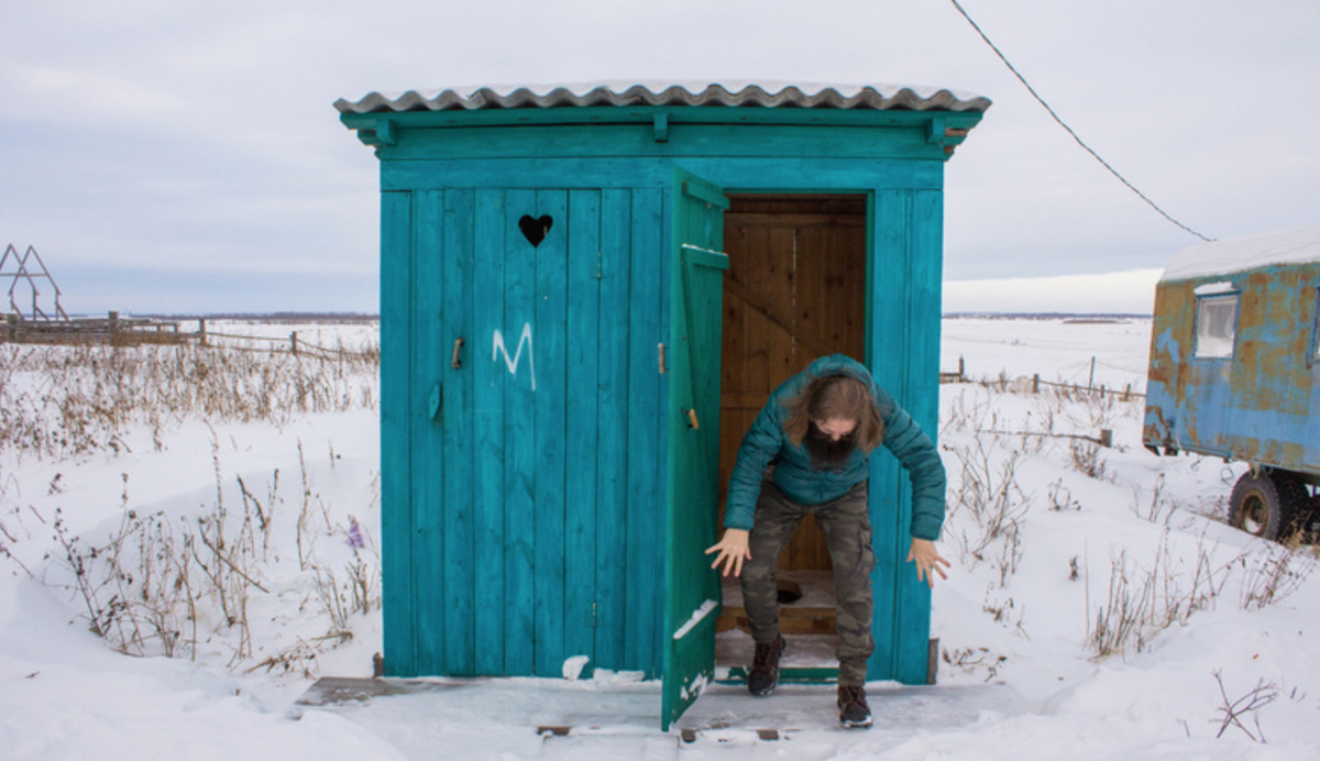 Женщины туалете на природе. Деревенский уличный туалет. Уличный зимний туалет. Прикольный деревенский туалет. Уличный туалет зимой.