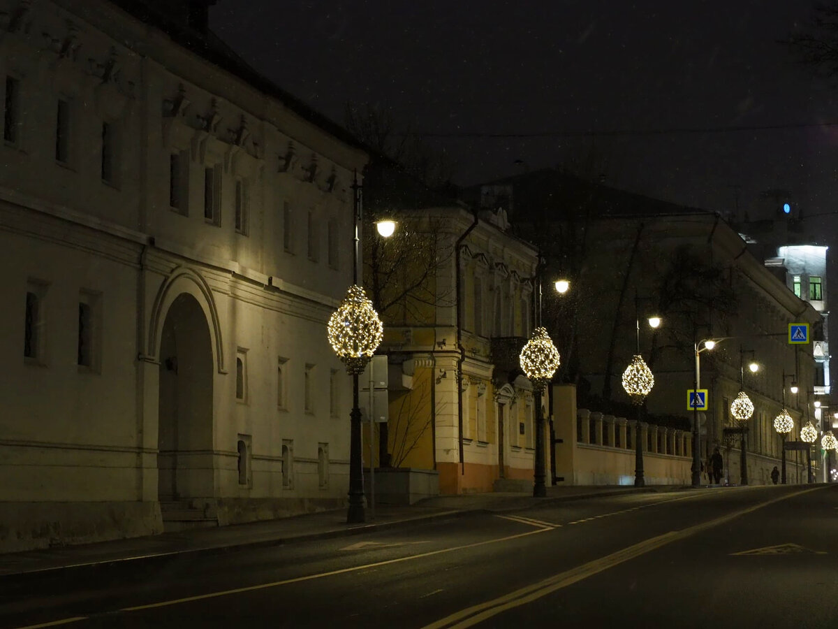 Вид Пречистенки от палат 16 века в сторону Новодевичьего монастыря. фото Виктор Тарасов