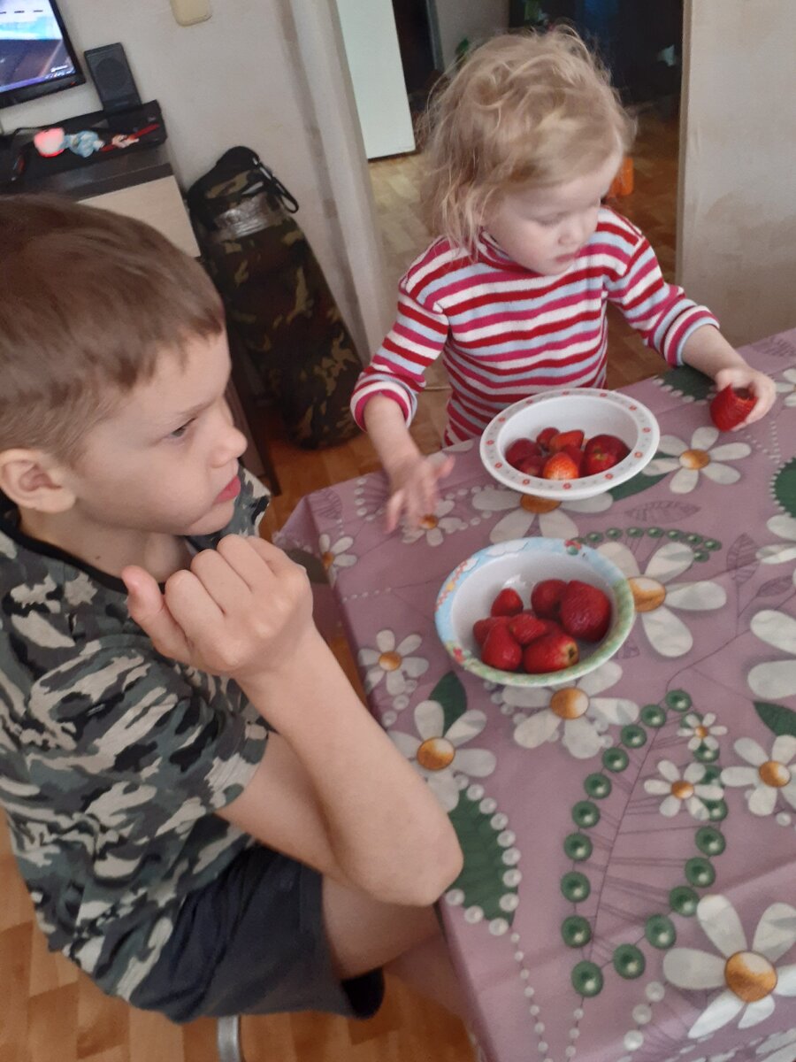 Купили на рынке первую ягоду