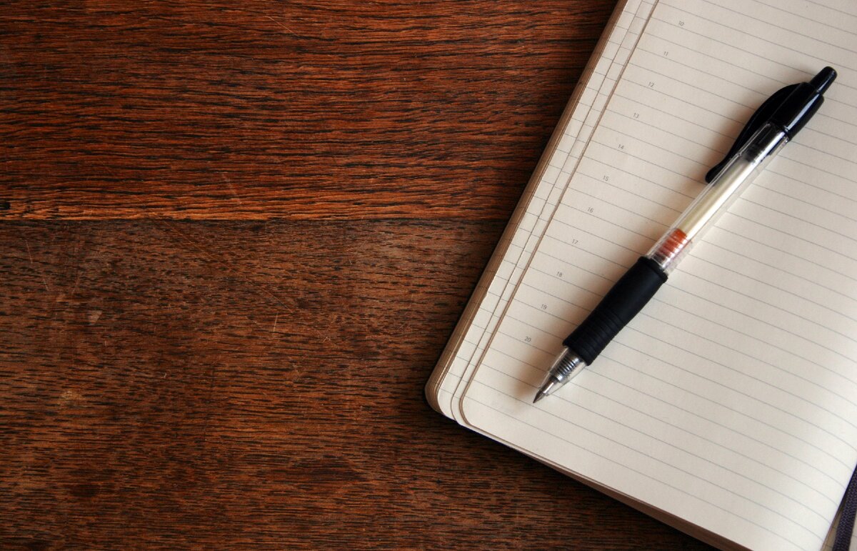 Ручка. На столе.