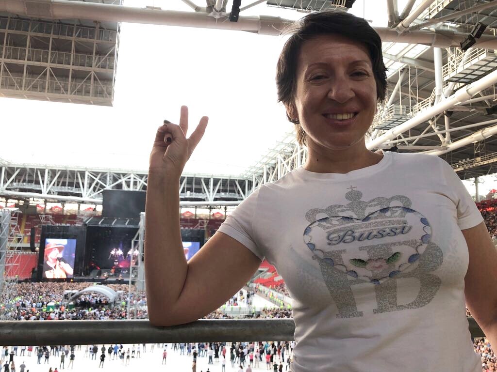 Автор рос, рос и вырос. Не играет ни на чем, хотя отцовский слух унаследован. На этом фото автор зажигает на концерте Guns ‘N Roses. Фото из личного архива автора принадлежит автору 