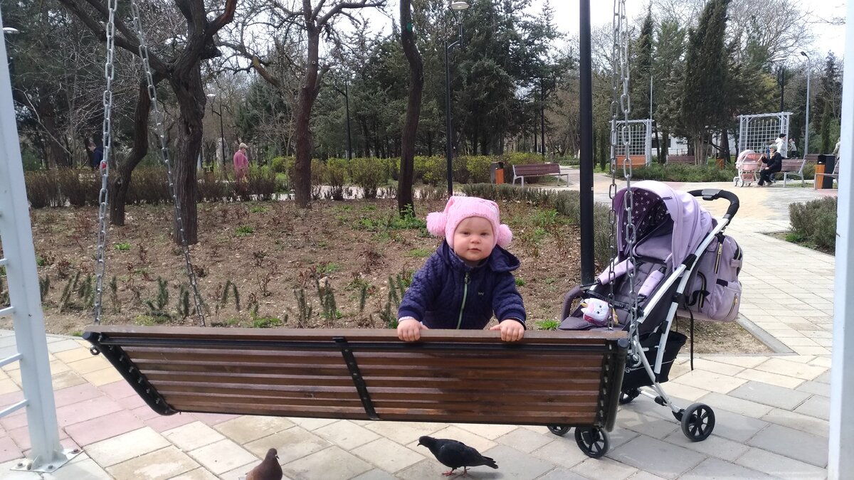 И на прогулке Вася предпочитает коляску или на руках, сама топать не хочет