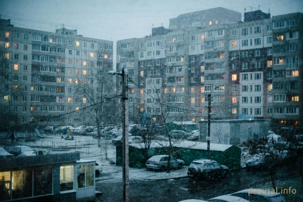 Город нормально. Хрущевки зима. Пятиэтажка зима. Зимние хрущевки ночью. Россия хрущевки.