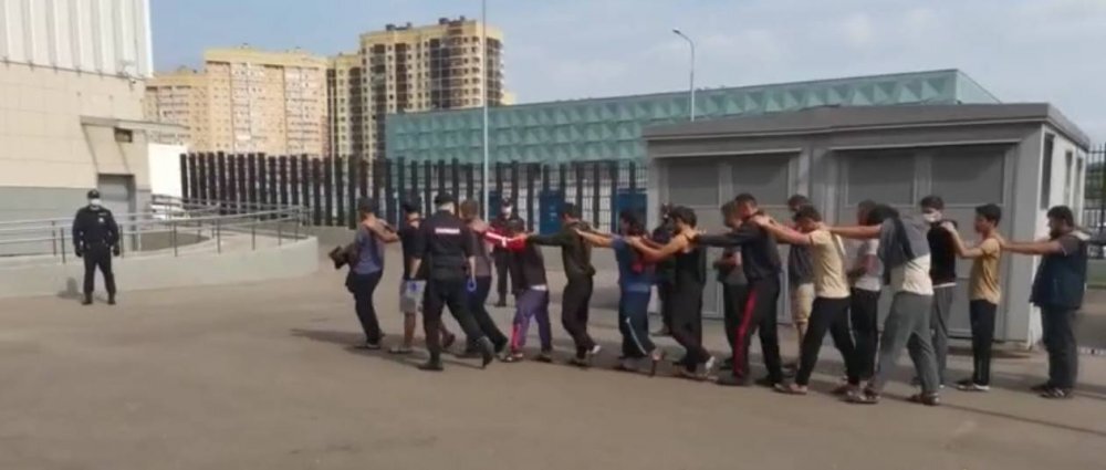 Задержанных за драку ведут в отделение полиции. Источник: ГУ МВД РФ Москвы