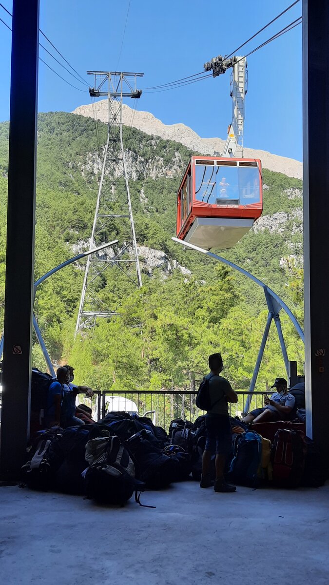 Кабина вмещает до 80 человек 