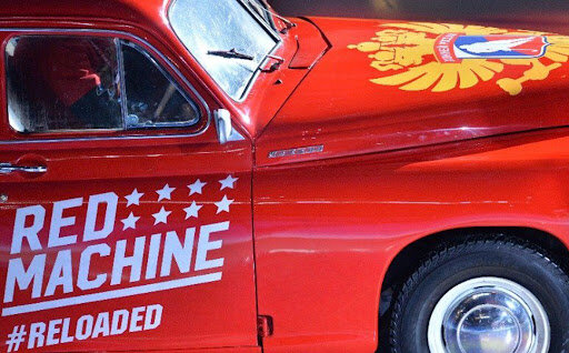 Ярко накрашена и громко рычит. Жаль, тихо едет