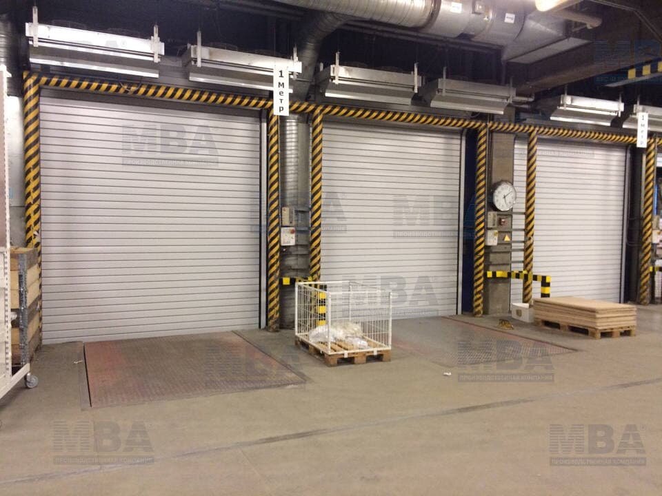 Рулонные промышленные ворота на складе