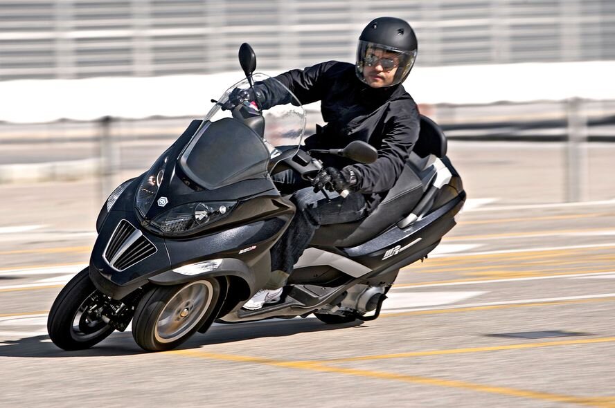 Piaggio MP3, так любимый плагиаторами разных стран