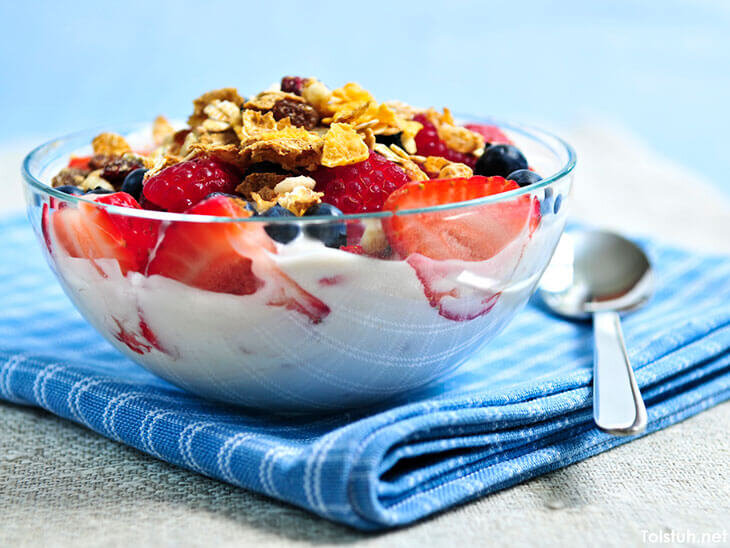 Бананово-ягодный завтрак с йогуртом