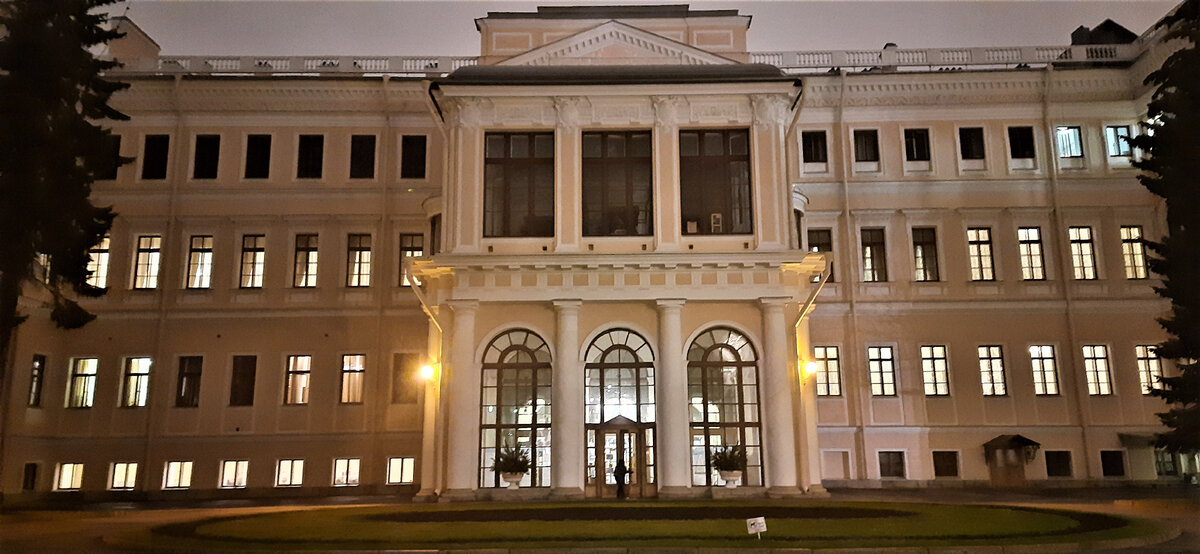 Не знаю, как вам, а мне смотреть на темные окна жутковато)))