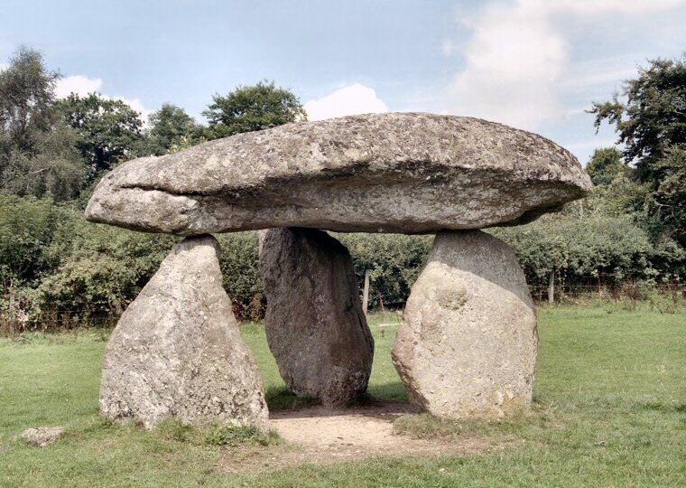 Spinsters' Rock ("Камень Дев"). Источник фото: http://www.stone-circles.org.uk/stone/spinstersrock.htm