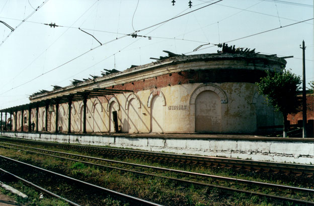 Вокзал в Окуловке до сноса. Источник https://mrlycien.livejournal.com/5402271.html. Автор flackelf 