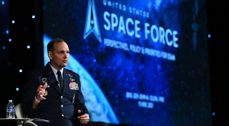 Бриг. Генерал Джон Олсон, помощник по мобилизации начальника отдела космических операций Космических сил, выступает на конференции ASCEND 15 ноября 2021 года в Лас-Вегасе. Предоставлено: фотография AIAA Дэвида Беккера
