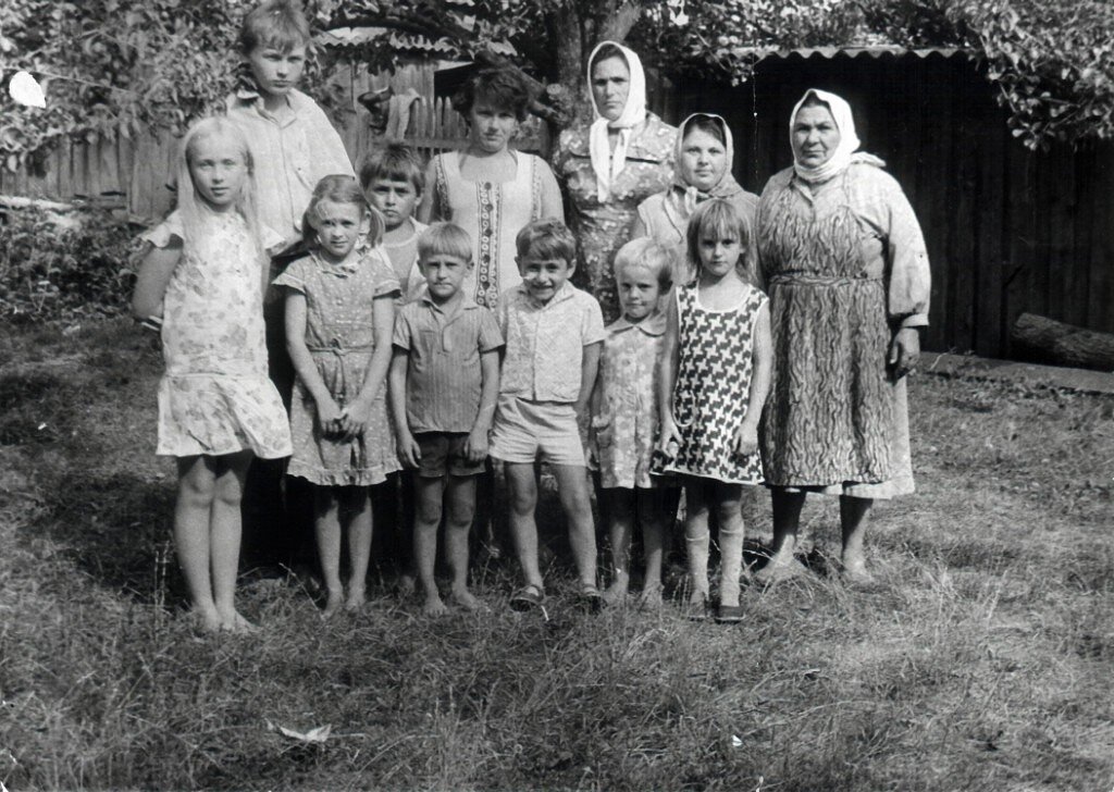 Бабушка, две ее дочери, мои тети, невестка и внуки... небольшая часть. Прекрасное далеко, назад в прошлое. Под грушей за большим столом часто летом собиралась вся семья. 