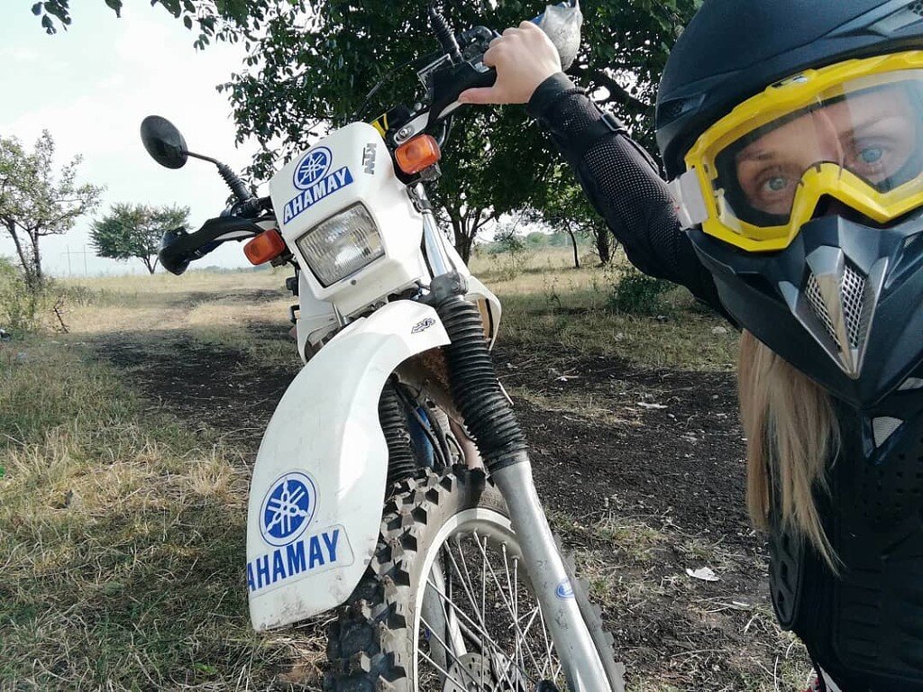    Ну что ж, а теперь давайте разберёмся:
    Для чего же всё-таки девушке мотоцикл? На эту тему существует очень много разных дискуссий, мнений. И в некоторых случаях, я бы даже сказала -  разглогольствований. Потому что чтобы это точно понять, нужно ею быть.
Но я вам хочу озвучить личную точку зрения, так как не первый год я владею мотоциклом Yamaha Serov, который является для меня не просто транспортным средством или средством передвижения. Это больше похоже на ооочень дорогую игрушку, которой я ни с кем не собираюсь  делиться. Что ещё? 
   Для меня мой мотоцикл женского рода, потому что у Yamaha Serov на баке изображена серна. Вот именно так я её ласково и называю - " моя Серночка".
   Конечно, когда ты ездишь на мотоцикле, это вызывает беспокойство у твоих родных за твою безопасность. Но, моё личное и субъективное мнение, что как раз-таки, если ты ездишь в Enduro, то волноваться можно намного меньше. Потому что всё-таки езда по полям, по лугам и лесным тропинкам, кажется менее опасной, чем езда по современным дорогам. Среди десятков автомобилистов, которые не всегда ведут себя адекватно. Я тоже вожу автомобиль, и не раз замечала, как стремительно и неожиданно может появиться рядом мотоцикл. Увидев мотоциклиста, особенно девушку, водители, конечно, на дороге относятся очень дружелюбно. Машут рукой, поднимают вверх большой палец, улыбаются, и это всегда приятно и мило. В общем - отношение ко мне на дорогах дружелюбное. И это не говоря о наших ребятах! Так как я в нашей компании одна мото-дама, они берут меня в кольцо - так скажем. И еду я, как в окружении личной охраны. И это так круто! 
И всё же, я бы никогда не решилась, ну, по крайней мере я сейчас так думаю, сменить стиль Enduro на дорожный байк. Как мы их называем - паркетники. Потому что езду по городу, даже эстетически никак не сравнишь с ездой на свежем воздухе, среди цветов и зелени. Я не знаю зачем в принципе остальные женщины покупают себе мотоциклы. Но даже если вы решили заняться своими внешним видом - походить в спортзал, подкачать фигуру. И в этом случае, мотоцикл заменит вам кучу тренажёров. Я не знаю ни одной группы мышц, которая бы не участвовала или не ныла после езды на мотоцикле. А сама обстановка! Где спортзал, и где ветер в лицо!
 Ну уж о эмоциональной составляющей, вообще отдельный разговор. Да, наверное, первое время Я чувствовала какую-то гордость, крутость. Но со временем привыкаешь ко всему и на удивлённо выпученные глаза с вопросом: "Ты ездишь на мотоцикле?"- я спокойно киваю головой). Да, да, как и любая вещь, как и любой крутой автомобиль, джип, квадроцикл, приобретение мотоцикла вызывает эйфорию только в первое время. А дальше? Дальше ты уже не мыслишь себя без мотоцикла.
   Ну, а если посмотреть на это с другой стороны. Почему девушка должна кататься на мотоцикле хуже, чем парень? Например я выросла в Советском Союзе. Мы все катались на велосипедах! Девочки, мальчики в наше время вели очень подвижный образ жизни. Игры. Это и прыжки на скакалке, это игра в резиночки. Всё это, в детстве развевало моторику не хуже любых современных залов. И поэтому не вижу причин для удивления)   Удивляться смелости этой девушки, вот это - да. Потому что я до сих пор иногда испытываю волнение, а может быть где-то и страх, чего греха таить...
   Ну, вот. Как-то так, как-то так...