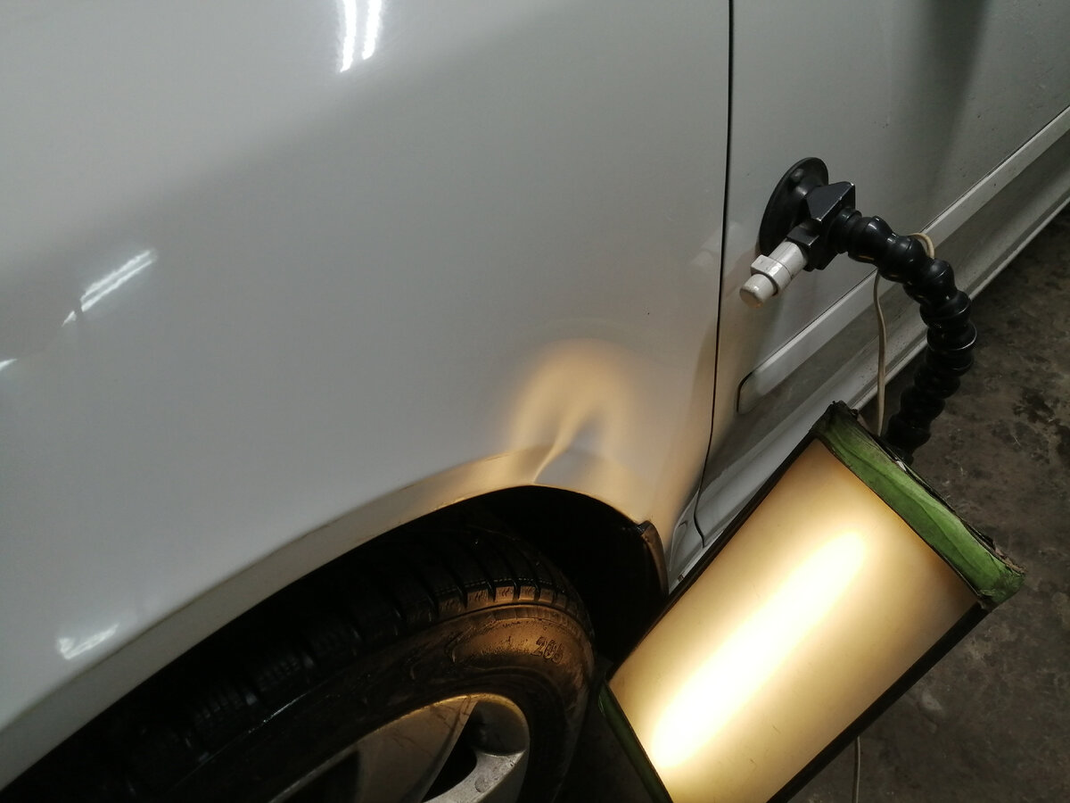 Вмятина в дефектовочном освещении