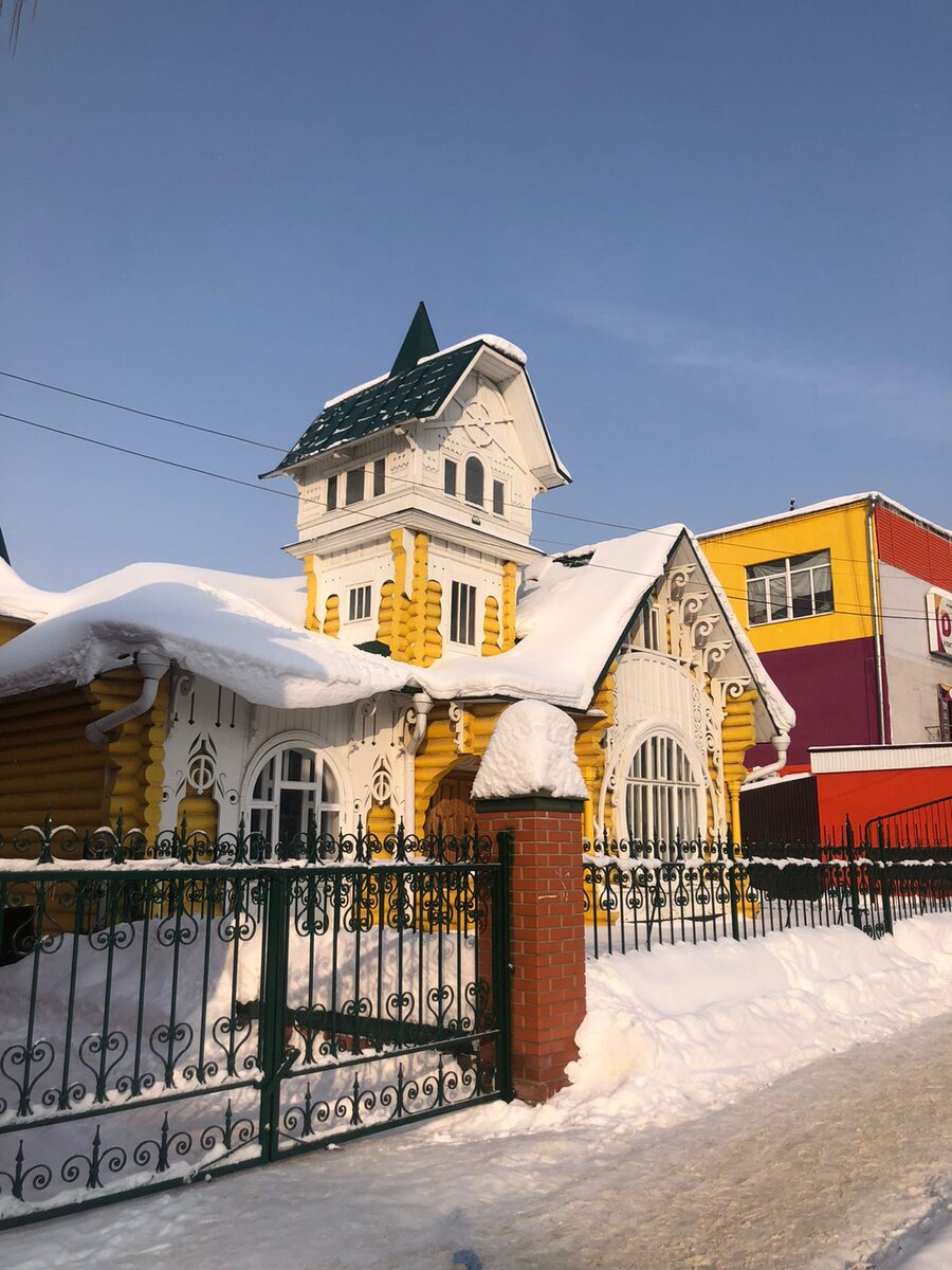 К сожалению, в советский период, да и сейчас в городе совершенно  наплевательски относятся к исторической среде...